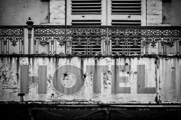 Znak Rozbitego Opuszczonego Hotelu Szczegóły Starej Informacji Kryzys Ruina — Zdjęcie stockowe