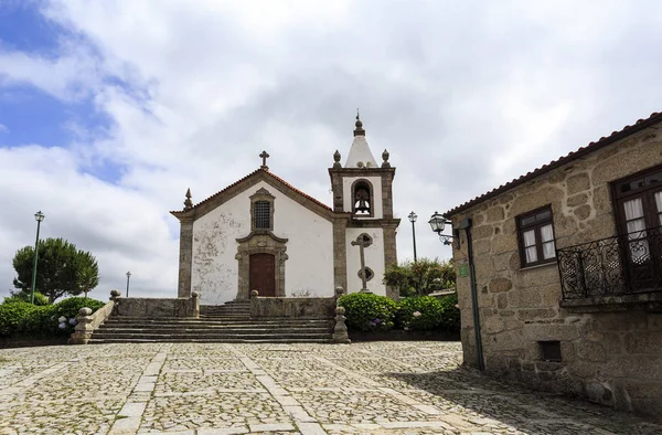 もともとリニャレス ベイラ Gouveia ポルトガルでは 世紀のロマネスク様式の教会の昇天の聖母教会のファサード — ストック写真