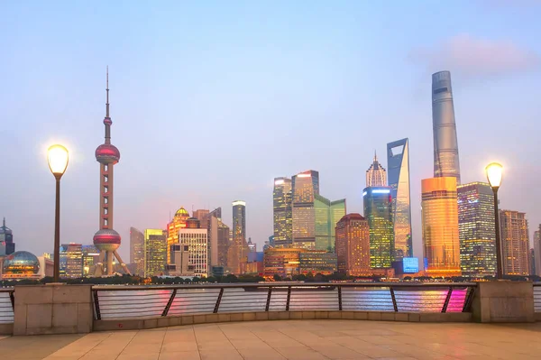 Moderna Shanghai Skyline Med Skyskrapor Belysta Kväll Skymningen Kina — Stockfoto