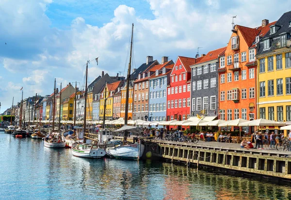 Люди Солнечной Набережной Nyhavn Пришвартованными Яхтами Копенгаген Дания — стоковое фото