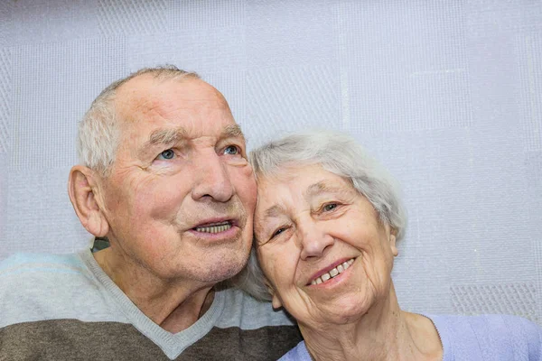 Homem Velho Sênior Feliz Mulher Abraçando Casal Romântico Família Devoção — Fotografia de Stock