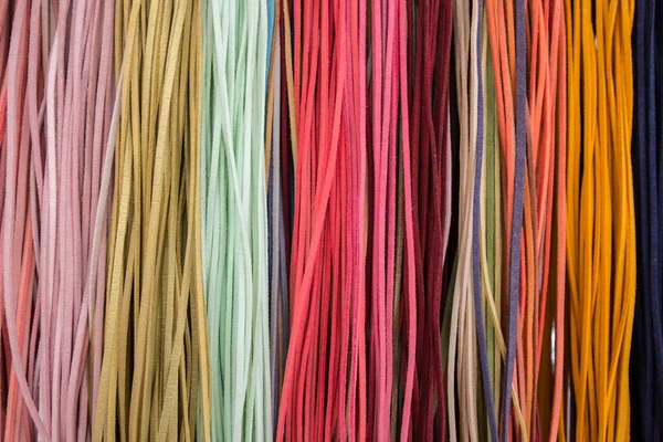 Обои Фона Красочных Кожаных Шнурков Представлены Торговом Центре — стоковое фото
