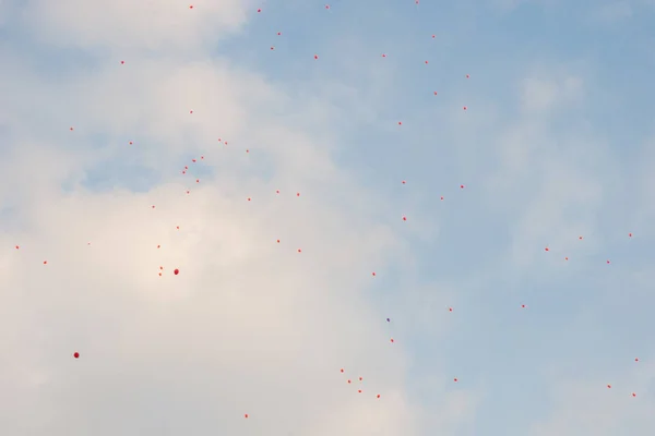 Papel Parede Fundo Balões Vermelhos Voando Céu Azul Com Nuvens — Fotografia de Stock