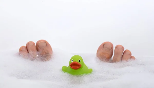 Männerfüße Einer Strahlend Weißen Badewanne Selektiver Fokus Auf Die Zehen — Stockfoto