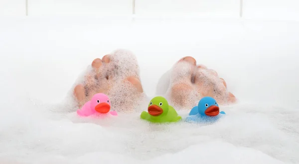 Männerfüße Einer Strahlend Weißen Badewanne Selektiver Fokus Auf Die Zehen — Stockfoto