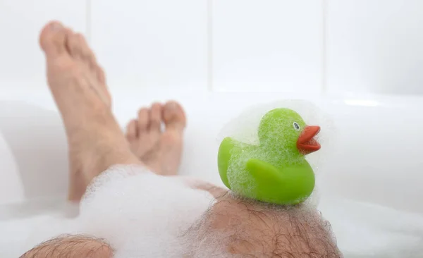 Männerfüße Einer Strahlend Weißen Badewanne Selektiver Fokus Auf Die Zehen — Stockfoto
