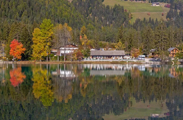 Jezioro Dobbiaco Tyrol Południowy Jesienią — Zdjęcie stockowe
