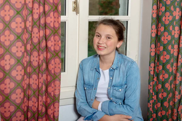 Χαμογελαστός Νεαρός Έφηβος Κορίτσι Κοντά Στο Παράθυρο — Φωτογραφία Αρχείου