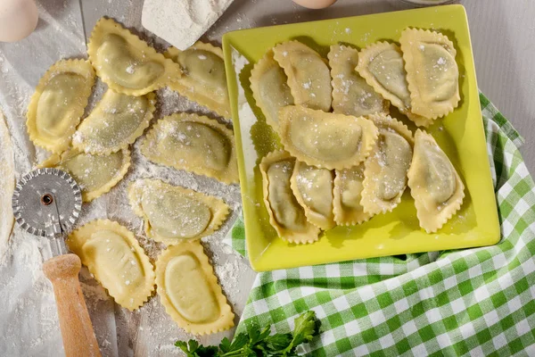 Tradizionali Ravioli Italiani Ripieni Formaggio Spinaci — Foto Stock