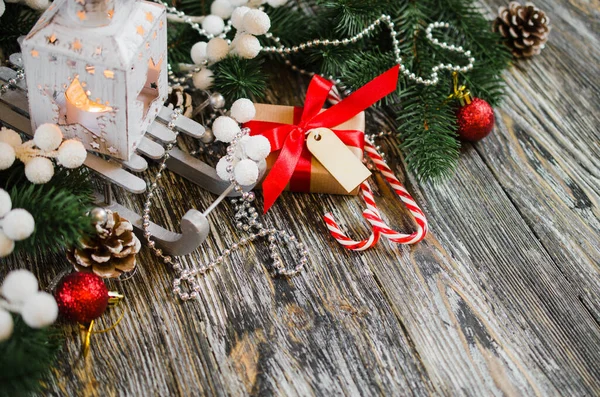 Weihnachtsstillleben Mit Laterne Geschenkbox Und Weihnachtsdekoration Auf Holzgrund — Stockfoto