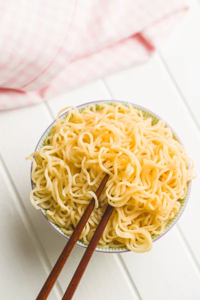 Macarrão Instantâneo Chinês Cozido Tigela Pauzinhos — Fotografia de Stock