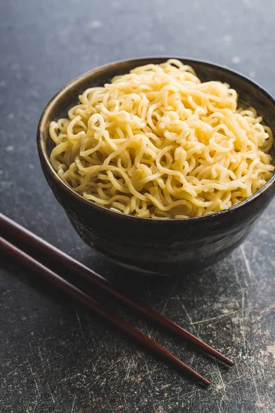 Fideos Instantáneos Chinos Cocidos Tazón Palillos —  Fotos de Stock