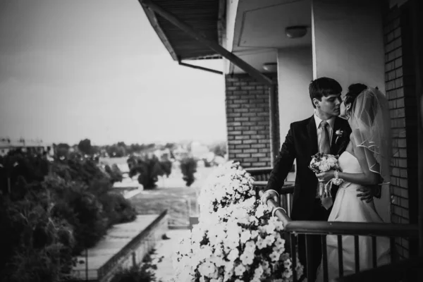 黒い白い写真美しい若いカップルがバルコニーに立つ — ストック写真