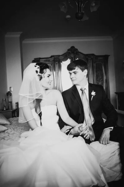 Schwarz Weiß Fotografie Schönes Junges Paar Sitzt Auf Dem Bett — Stockfoto