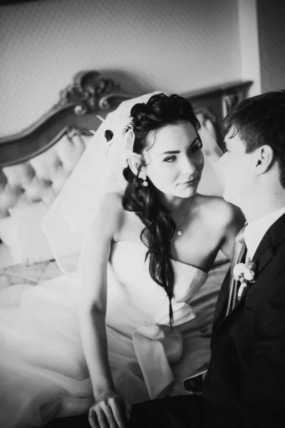 黒の白い写真美しい若いカップル座っているベッドの上に — ストック写真