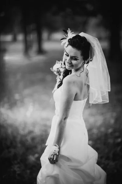 Fekete Fehér Fotózás Gyönyörű Fiatal Menyasszony Állni Háttér Erdő — Stock Fotó
