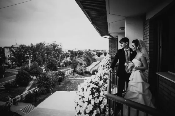 Noir Blanc Photographie Beau Jeune Couple Debout Sur Balcon — Photo
