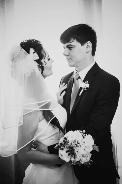 Preto Branco Fotografia Bonito Jovem Casal Perto Janela — Fotografia de Stock