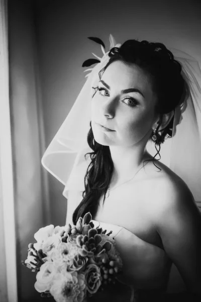 Schwarz Weiß Fotografie Schöne Junge Glückliche Braut Steht Fenster — Stockfoto