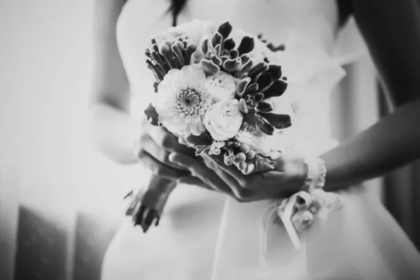 Czarny Biały Fotografia Piękny Ślubny Bukiet Kwiatów Rękach Panna Młoda — Zdjęcie stockowe