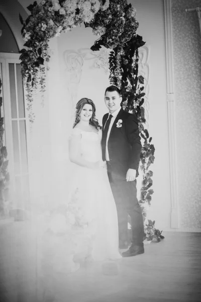 Schwarz Weiß Fotografie Braut Und Bräutigam Posieren Einem Hotelzimmer — Stockfoto