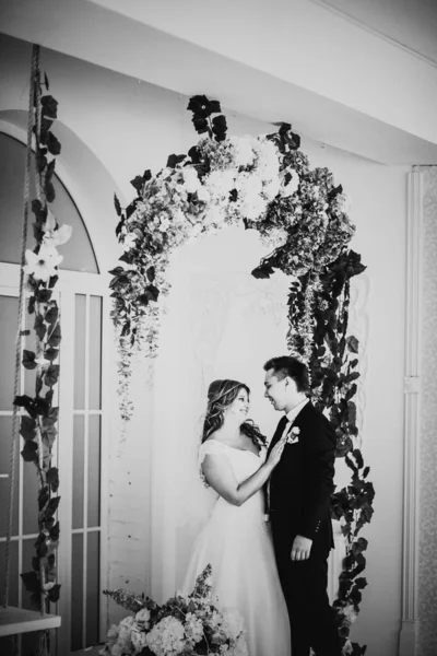 Nero Bianco Fotografia Sposa Sposo Posa Una Camera Albergo — Foto Stock