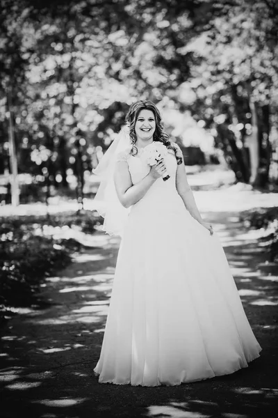 Fekete Fehér Fotózás Stílusos Gyönyörű Boldog Menyasszony Gazdaság Csokor Virág — Stock Fotó