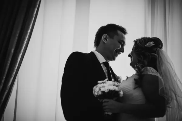 Черно Белая Фотография Невесты Жениха Позирующих Гостиничном Номере Заднем Плане — стоковое фото