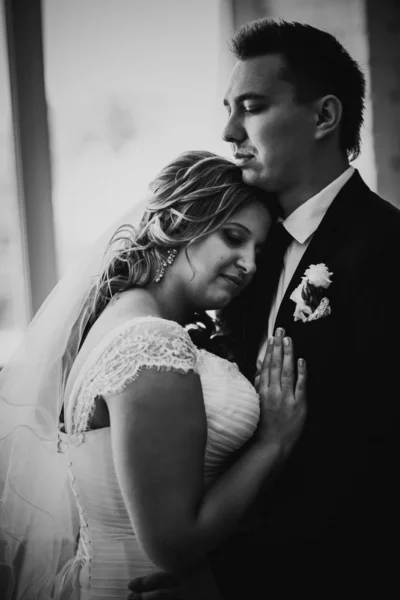 Fekete Fehér Fotózás Menyasszony Vőlegény Pózol Egy Szállodai Szobában Háttér — Stock Fotó