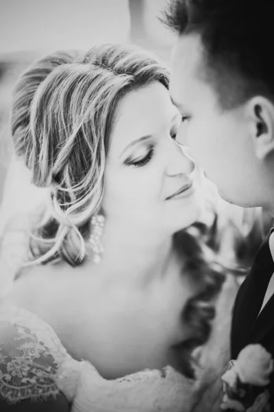 ホテルの部屋でポーズをとる黒の白い写真の花嫁と新郎 — ストック写真