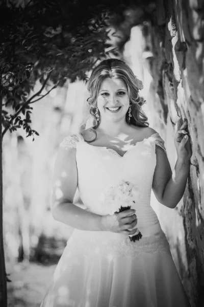 Stilvolle Schöne Glückliche Braut Hält Blumenstrauß Auf Einem Hintergrund Steinmauer — Stockfoto