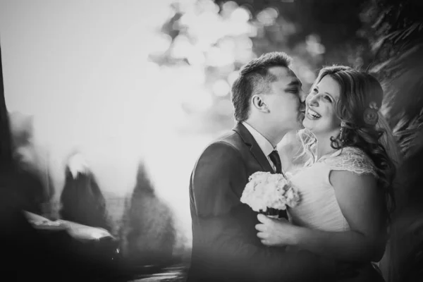 Zwart Wit Fotografie Gelukkig Paar Bruid Bruidegom Omarmen Staan Achtergrond — Stockfoto