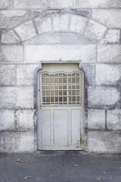 石垣の古い金属製の扉 歴史的建造物の扉の詳細 — ストック写真