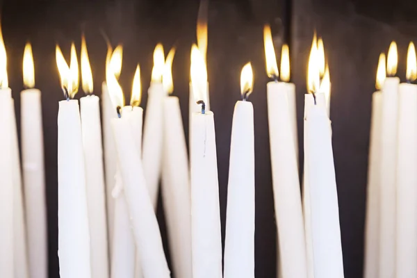 Verlichte Kaarsen Aangestoken Kaarsen Detail Christelijke Traditie Bidden Vergoeding — Stockfoto