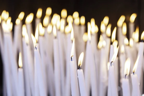 Bougies Brûlantes Dans Une Église Détail Des Bougies Cire Allumées — Photo