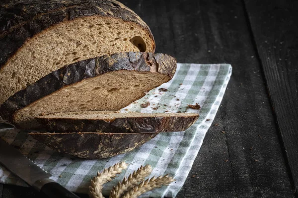 Tranches Pain Seigle Fraîchement Cuites Sur Une Serviette Cuisine Sur — Photo