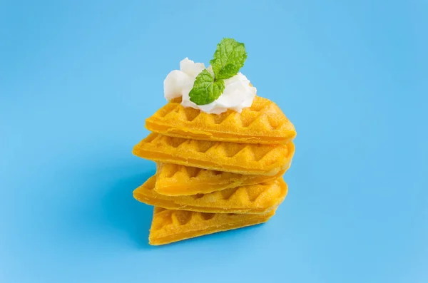 Stück Waffel Auf Blauem Pastell Hintergrund Minimalistischen Stil Herzförmiges Waffeldessert — Stockfoto