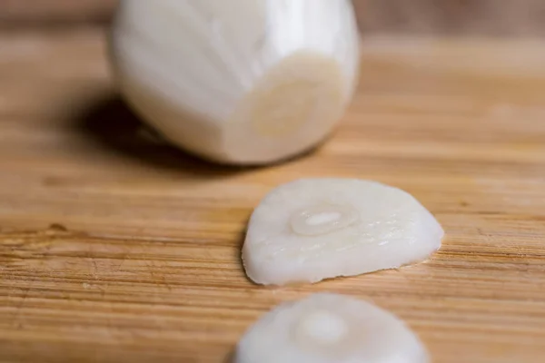 Nahaufnahme Eines Geschnittenen Knoblauchhandschuhs Auf Einem Tisch — Stockfoto