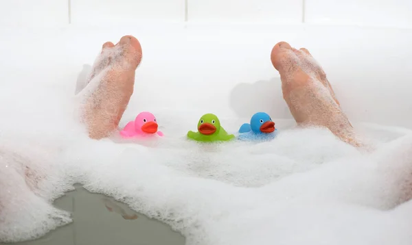 Los Pies Los Hombres Una Bañera Blanca Brillante Enfoque Selectivo — Foto de Stock