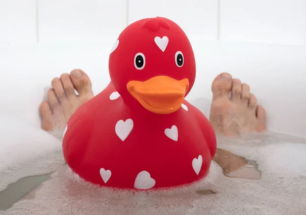 Männerfüße Der Badewanne Mit Großer Gummiente Selektiver Fokus — Stockfoto
