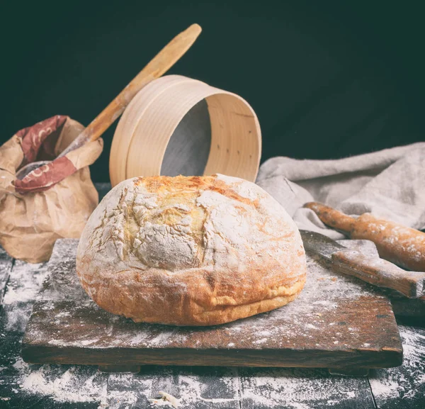 Pain Blé Blanc Rond Cuit Four Sur Une Planche Bois — Photo