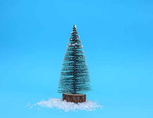 在蓝色背景的微型人造圣诞树 — 图库照片