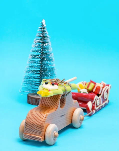 Wooden Children Car Carries Caramel Holiday Spruce Pulls Sleigh Gifts — Stock Photo, Image