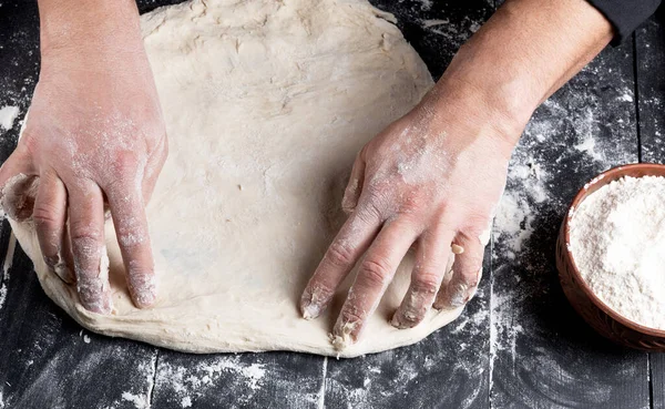 Pánské Rukama Uhněteme Kulatý Kus Těsta Pro Výrobu Pizzy Pohled — Stock fotografie