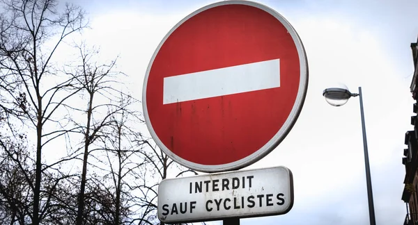 Πινακίδα Γαλλική Στρογγυλό Κόκκινο Έννοια Απαγορεύεται Εκτός Από Ποδηλάτες Πτώση — Φωτογραφία Αρχείου