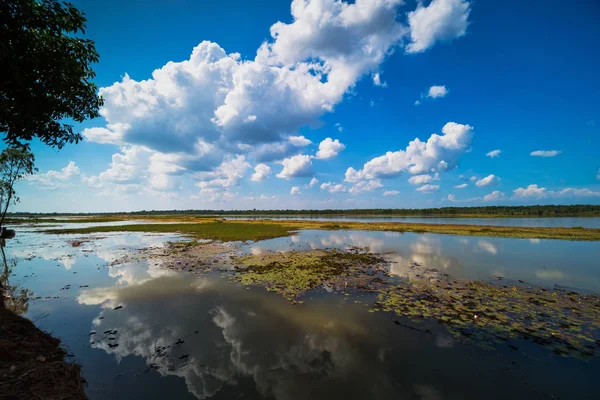 Speglar Sjön Med Cumulusmoln Idylliskt Landskap Med Stående Vatten — Stockfoto