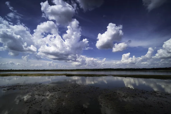 Lago Reflexão Com Nuvens Cumulus Paisagem Idílica Com Água Parada — Fotografia de Stock