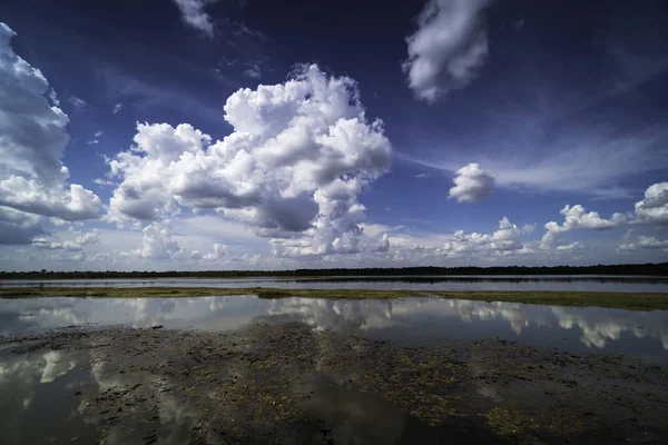 Lago Reflexão Com Nuvens Cumulus Paisagem Idílica Com Água Parada — Fotografia de Stock