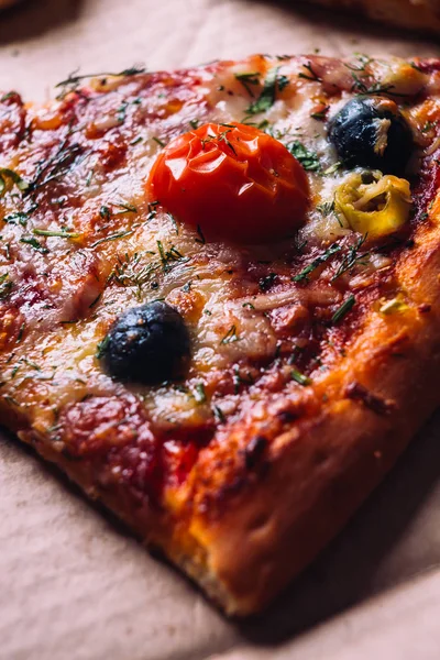 Pedaços Pizza Com Azeitonas Queijo Salsicha Salame — Fotografia de Stock