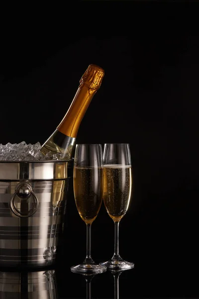 Stilleven Met Gekoelde Champagnefles Een Emmer Met Ijs Twee Volle — Stockfoto